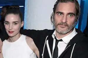 El impacto de Rooney Mara en una alfombra roja y la noticia de que se agranda su familia con Joaquin Phoenix