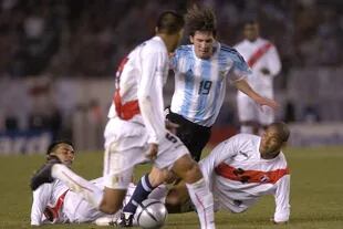Un Argentina vs. Perú que es historia. Aquel día, el Monumental conoció a Lionel Messi.