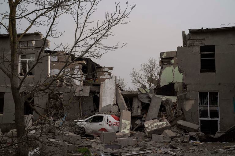 Foto del 1ro de abril del 2022 de una escuela destruida por un ataque ruso a mediados de marzo en las afueras de Mykolaiv (Ucrania). Los ataques a escuelas pueden constituir crímenes de guerra si se comprueba que fueron intencionales. (AP Photo/Petros Giannakouris, File)