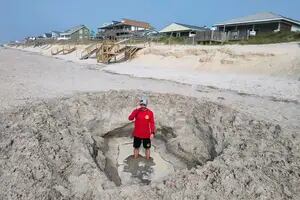 Apareció un agujero gigante en una playa y los oficiales tienen una teoría