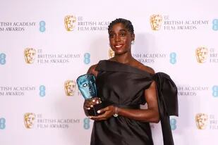 Lashana Lynch posa en la sala de prensa tras recibir el Premio BAFTA del cine británico a la estrella emergente, el domingo 13 de marzo de 2022 en Londres. (Foto por Joel C Ryan/Invision/AP)