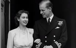 El primer miembro de la familia real británica que permitió -y animó- una entrevista en televisión fue el príncipe consorte del Reino Unido, Felipe de Edimburgo en 1961