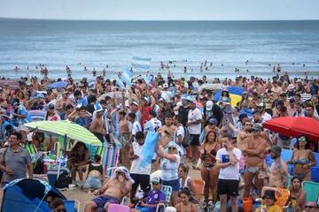 El apoyo a la Selección Argentina desde la playa en Mar del Plata