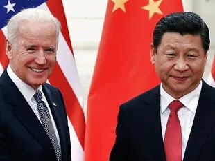 El presidente chino, Xi Jinping, recibe en Pekín a Joe Biden, entonces vicepresidente de EE.UU, en diciembre de 2013.