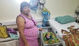 Roxana junto a Emir en la maternidad del Hospital Castro Rendón