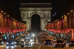 Una imagen muestra una vista general de la Avenida de los Campos Elíseos y el Arco de Triunfo después de la inauguración de las luces de la temporada navideña el 22 de noviembre de 2020 en París
