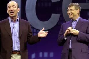 Jeff Bezos con Bill Gates durante el lanzamiento de Office XP en 2001. El fundador de Amazon parecía tener una vida bastante discreta, pero eso ha quedado atrás