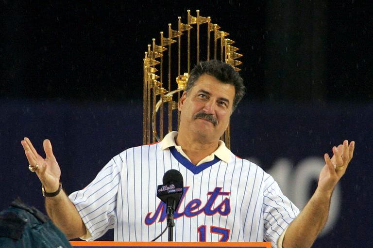 ARCHIVO - Keith Hernandez, miembro de los Mets de Nueva York que ganaron la Serie Mundial de 1986, habla en una ceremonia por el vigésimo aniversario de aquel logro, el 19 de agosto de 2006 (AP Foto/Ed Betz, archivo)