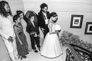 Zoe en su casamiento rodeada de sus padres, Lenny Kravitz y Lisa Bonet, de su padrastro Jason Momoa y de sus hermanastros, Nakoa-Wolf Manakauapo Namakaeha y Lola Iolani Momoa