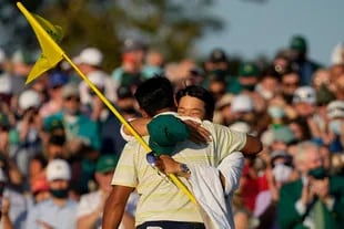 Hideki Matsuyama abraza a su caddie Shota Hayafuji luego de ganar el Masters de Augusta