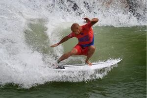 Surf en una pileta: la máquina de olas artificiales, con la mira en los Juegos