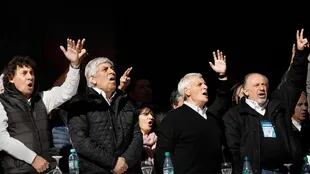 Pablo Micheli, Hugo Moyano, Antonio Caló y Hugo Yasky, cantando el Himno Nacional al iniciar el multitudinario acto de ayer
