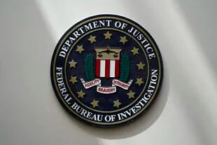 DATEI – Ein FBI-Siegel ist am 10. August 2022 an einer Wand in Omaha, Nebraska, angebracht.  (AP Photo/Charlie Neibergall, Akte)