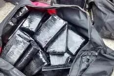 Encuentran bolsos con 140 kilos de cocaína flotando frente a una base de la Armada en Bahía Blanca