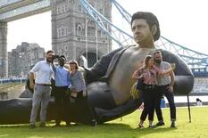 Una estatua gigante de Jeff Goldblum genera furor en Londres