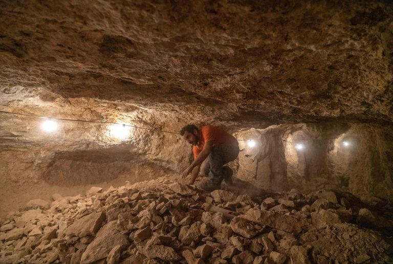 Un arqueólogo en la "cueva de los horrores"
