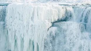 En fotos: las cataratas del Niágara, congeladas por la ola de frío extremo en EE.UU.