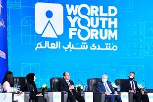 El presidente egipcio Abdel Fattah al-Sisi e invitados durante la apertura del Foro Mundial de la Juventud en el centro turístico egipcio de Sharm el-Sheikh en el Mar Rojo