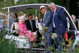 La Reina Isabel junto a los paisajistas Joe Swift y Mark Gregoy durante la presentación del Chelsea Flower Show, en mayo de este año