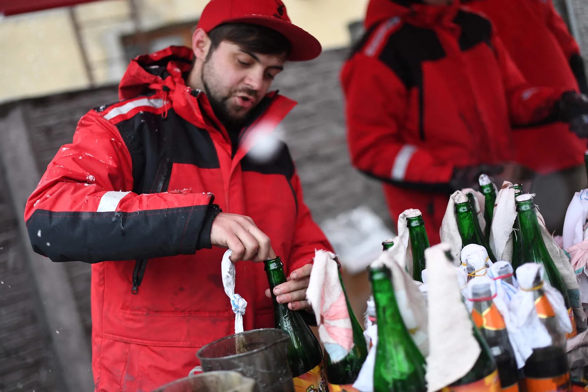 Un voluntario demuestra prepaccien de cicteles Molotov en la cervecería Pravda
