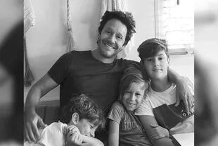 El actor junto a sus tres hijos (Foto Instagram @benjaminvicuna.ok)