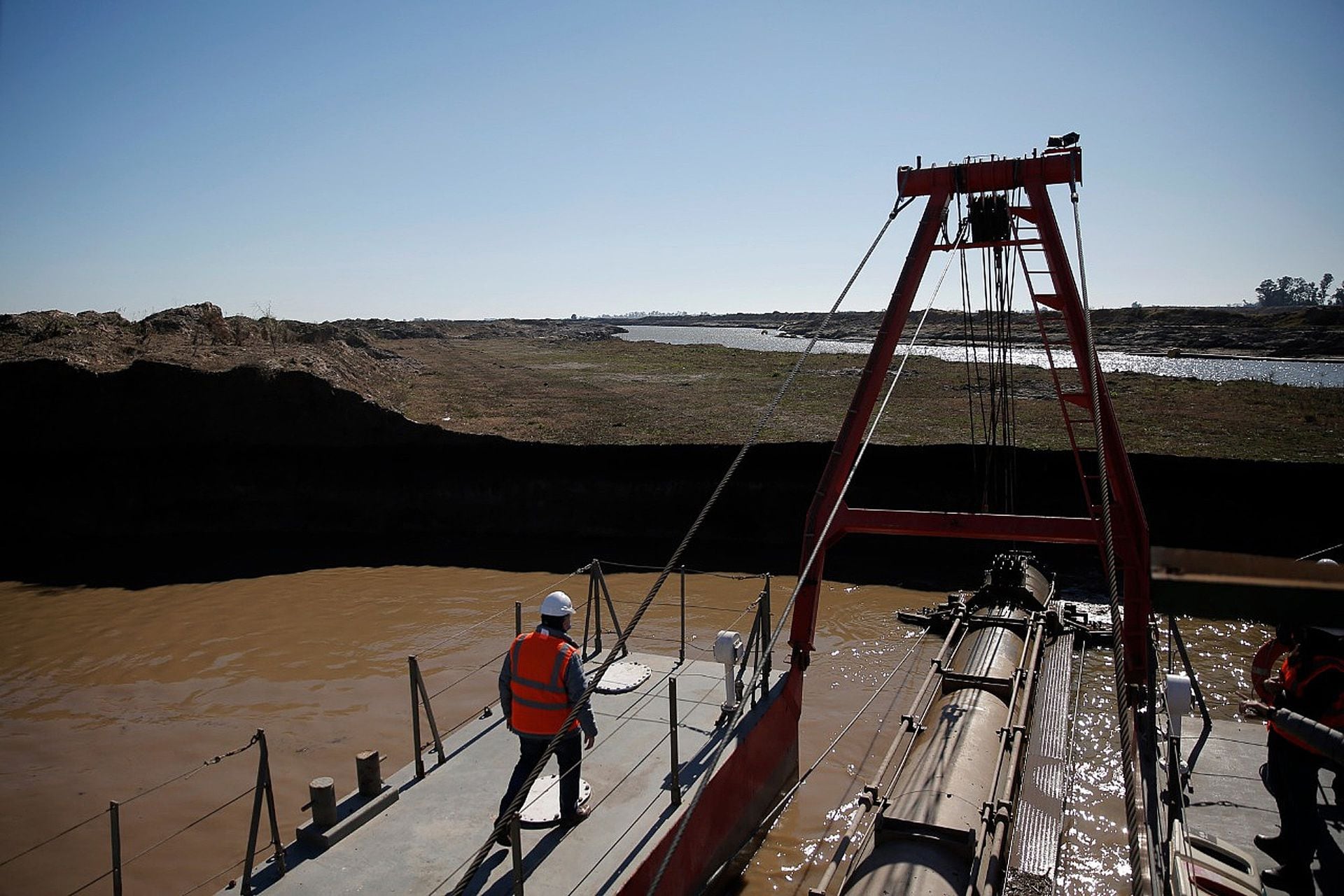 Tareas de dragado del Río Salado en la localidad de Roque Pérez