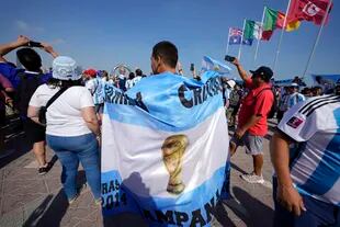 Bandera de los aficionados argentinos en el reloj de cuenta regresiva en Doha