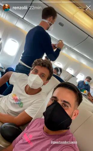 Renzo Olivo y su coach, Gastón Briano, en el vuelo chárter rumbo a la gira australiana.