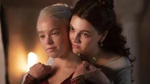 Milly Alcock (izquierda) fue  la princesa Rhaenyra Targaryen en su juventud. Aparece junto a Emily Carey que hace el papel de Alicent Hightower en los primero cinco episodios de la serie
