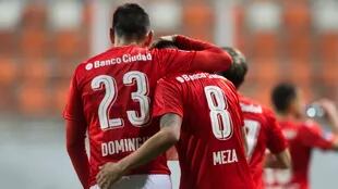 El festejo de Domínguez y Meza, autor del primer gol del Rojo