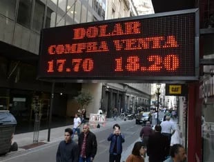 El dólar pasó ayer los 18 pesos y llevó al Central a intervenir