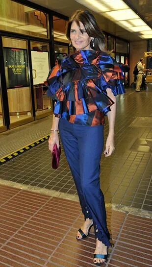 Teresa Calandra eligió una blusa con volados de colores metalizados