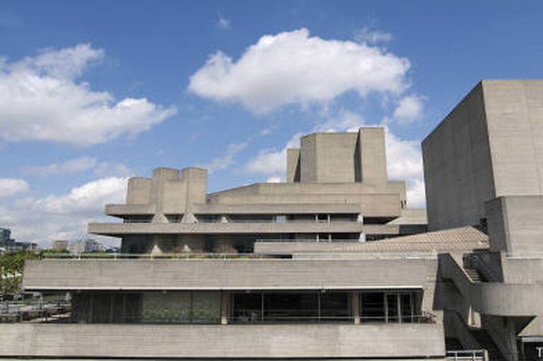 El Teatro Nacional de Londres se considera un clásico brutalista, aunque no sigue la receta exactamente