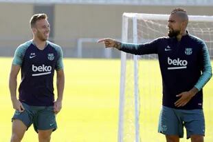 Arthur y Vidal en el entrenamiento de Barcelona