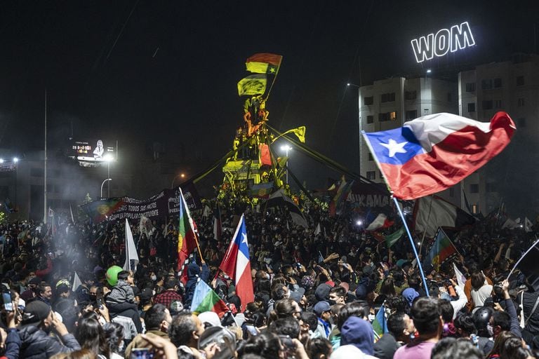Festejos en la Plaza Italia tras el triunfo del "apruebo", ayer en Santiago de Chile