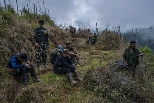 Los integrantes de las nuevas FARC durante un ejercicio de tiro
