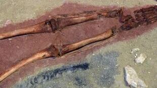 Los arqueólogos notaron que las piernas eran más cortas de lo normal para un niño de su edad