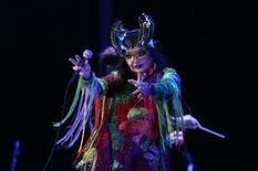 Björk hipnotizó a todos con su aura mágica y con los clásicos irresistibles de su repertorio
