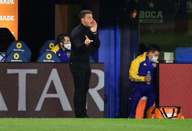Sebastián Battaglia, activo en su nueva función de director técnico de la primera división de Boca.