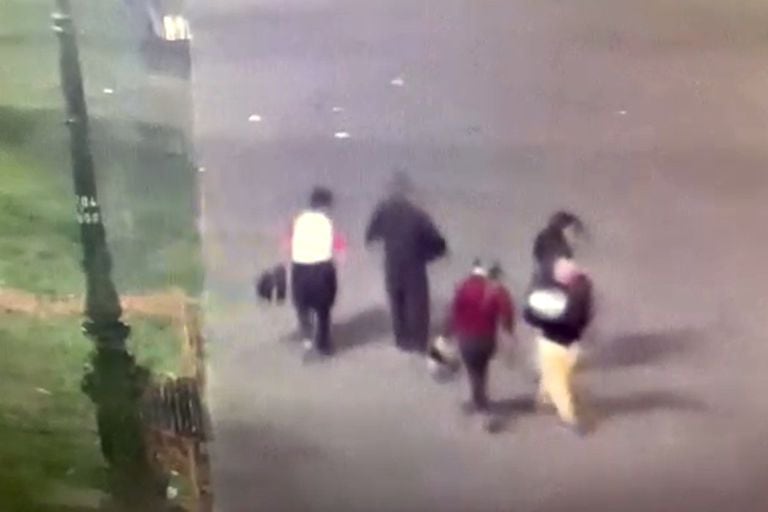 Imágenes de video de los atacantes al edificio del diario Clarín en el barrio de Barracas