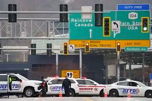 Alarma en EE.UU. por la explosión de un auto en un cruce fronterizo con Canadá: dos muertos