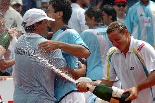 Luli Mancini, Nalbandina y Cañas, los festejos por el triunfo argentino sobre República Checa en el Buenos Aires Lawn Tennis Club, en 2005