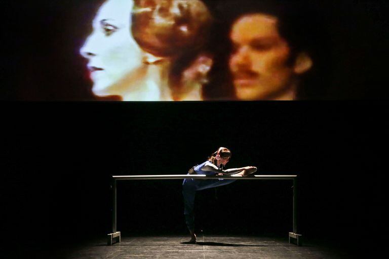 En la pantalla de video, un fragmento de la despedida de la gran Silvia Bazilis, en 1994