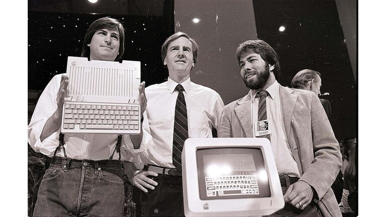 From left to right, Steve Jobs, John Sculley (then Apple CEO) and Steve Wozniak at the presentation of the Apple II, in April 1977