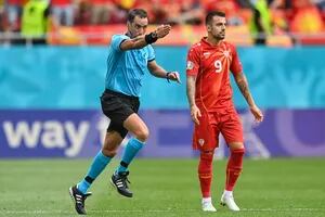 Cómo le fue al árbitro argentino en la Eurocopa; las polémicas de Ucrania 2 vs. Macedonia 1