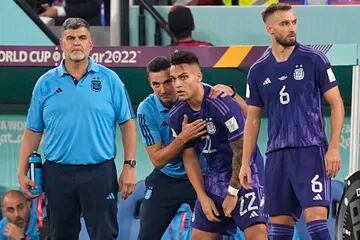 Lionel Scaloni da indicaciones en el partido entre Polonia y Argentina