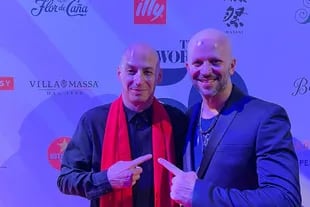 Pablo Rivero (Don Julio) y Tomas Kalika (Mishiguene) en la entrega de premios