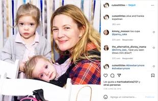 Drew Barrymore posa al lado de sus hijas