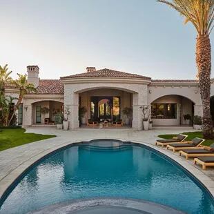 La piscina de la propiedad de Travis Barker en Calabasas, California (Crédito: Instagram/@travisbarker)