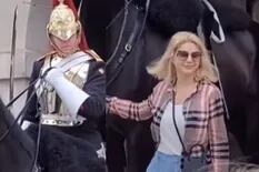 Se acercó a acariciar un caballo de la guardia real y la reacción del soldado la horrorizó